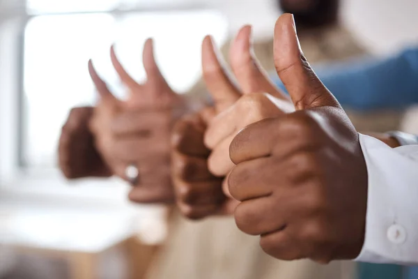 生産性が保証されます 現代のオフィスで親指を立てている認識できないビジネスマンのグループ — ストック写真