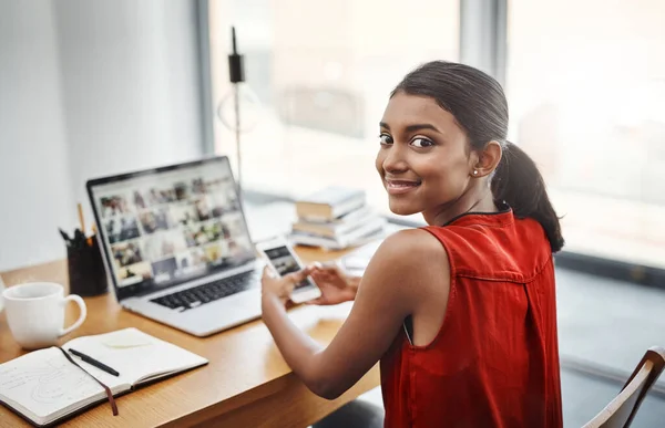 Teknologi Potret Wanita Bisnis Bahagia Dengan Smartphone Dan Laptop Meja — Stok Foto