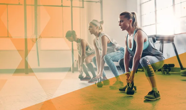 Fitness Frauengruppe Und Kettlebell Training Fitnessstudio Für Trainings Und Trainingsziele — Stockfoto