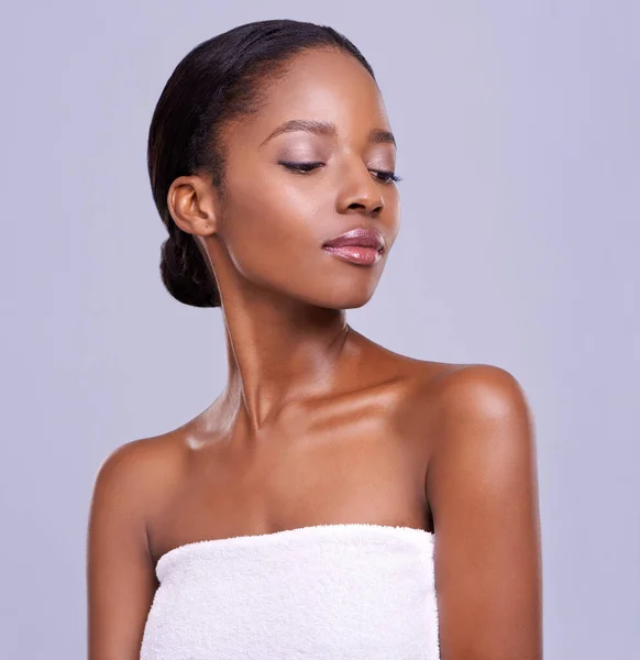 치료법 사람들 머리와 스튜디오 촬영아름다운 아프리카 미국인 — 스톡 사진
