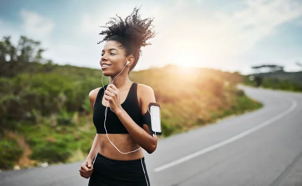 Fitness Sport Šťastná Žena Běží Silnici Hudbou Pro Zdraví Cvičení — Stock fotografie