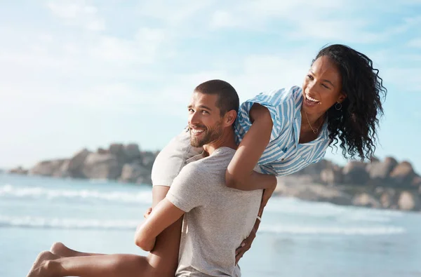 这是我的幸福 一对年轻夫妇在海滩共度一段美好的时光 — 图库照片
