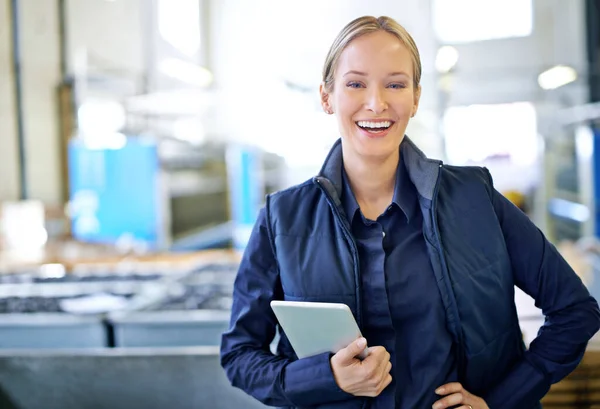 Using Technology Track Your Orders Portrait Attractive Young Female Worker — Φωτογραφία Αρχείου