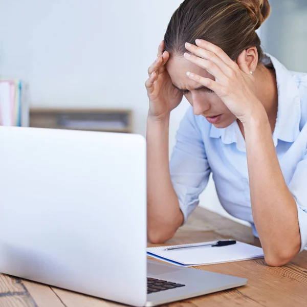 Headache Стресс Деловая Женщина Ноутбуке Офисе Тревогой Налоговый Кризис Технологические — стоковое фото