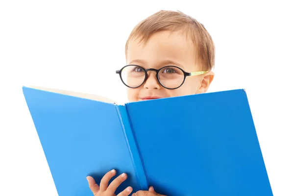ページ間の新しい世界を発見する スタジオショットの若い男の子の眼鏡をかけて本を読む — ストック写真