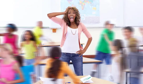 Caos Retrato Uma Jovem Professora Gritando Enquanto Seus Alunos Correm — Fotografia de Stock