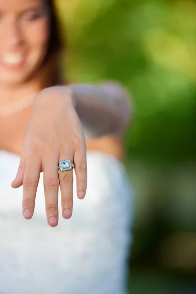 Aztán Szikla Felvágott Közelkép Egy Fiatal Menyasszonyról Amint Jegygyűrűjét Mutogatja — Stock Fotó
