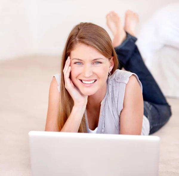 Szczęśliwy Laptop Podłoga Portretem Kobiety Salonie Dla Mediów Społecznościowych Streaming — Zdjęcie stockowe