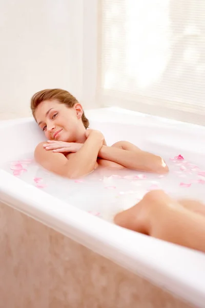 Retrato Mujer Baño Rosas Leche Con Pétalos Flores Tratamiento Baño — Foto de Stock