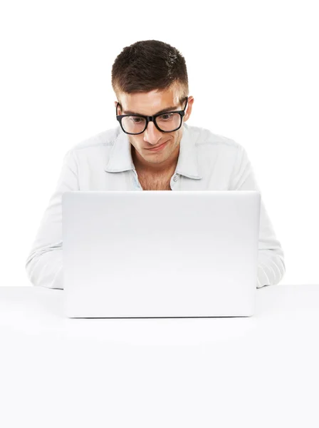 让我们看看世界范围内的网络能提供什么 一个拿着嬉皮士眼镜坐在办公桌前工作的男人 — 图库照片