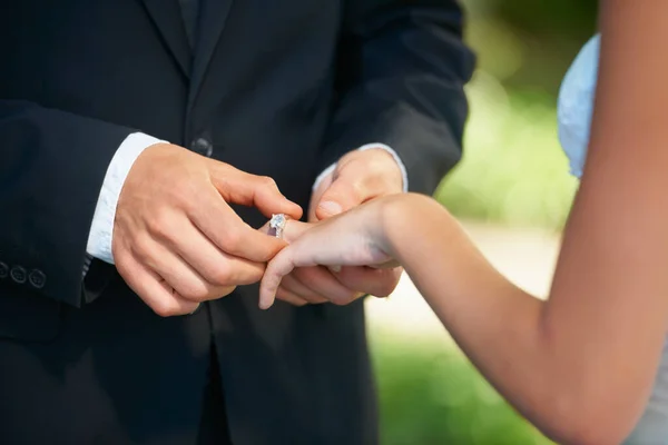 有了这枚戒指 我就嫁给了你 婚礼那天 新郎把戒指戴在新娘的手上 — 图库照片