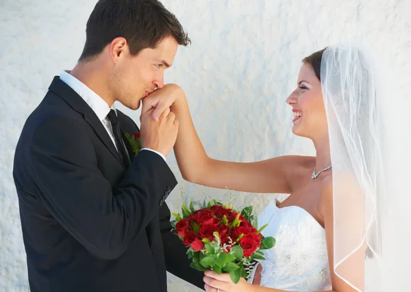 他很崇拜她一个英俊的新郎热爱地亲吻他的新娘的手 — 图库照片