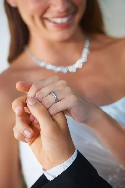 牵着他妻子的手新郎带领新娘走出教堂的服装 聚焦在结婚戒指上 — 图库照片