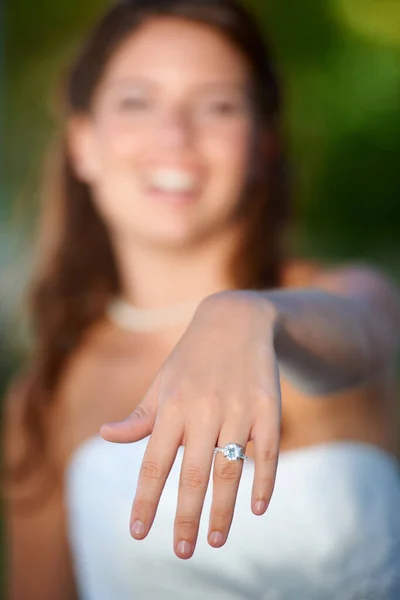 Persze Hogy Igent Mondtam Közelkép Egy Fiatal Menyasszonyról Aki Jegygyűrűjét — Stock Fotó