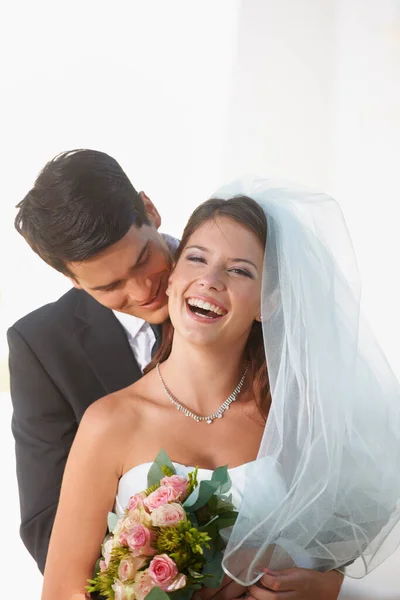 Revelando Seu Grande Dia Dois Recém Casados Posando Livre Felizes — Fotografia de Stock