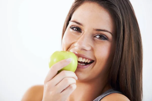 健康的零食造就了健康的生活方式 一个年轻貌美的女人吃青苹果的画像 — 图库照片
