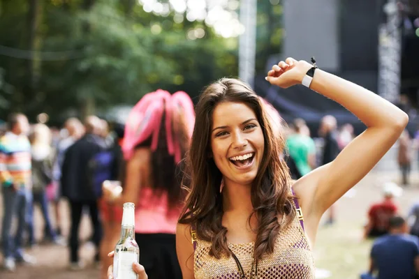 Emitir Boas Vibrações Uma Jovem Mulher Bonita Bebendo Desfrutando Festival — Fotografia de Stock