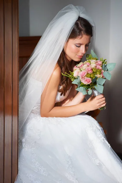 Egy Csendes Pillanattal Szertartás Előtt Egy Gyönyörű Fiatal Menyasszony Padon — Stock Fotó