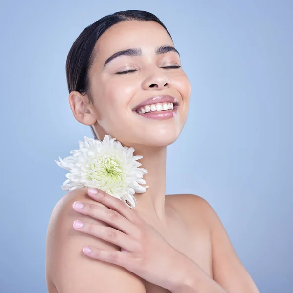 Kaunis Sekarotuinen Nainen Poseeraa Kukan Kanssa Nuori Latino Käyttäen Orgaaninen — kuvapankkivalokuva