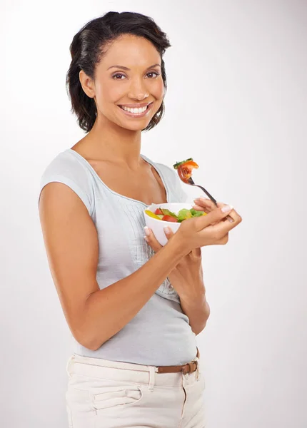 没有什么比健康的饭菜更好 一个年轻女子吃沙拉的画像 — 图库照片