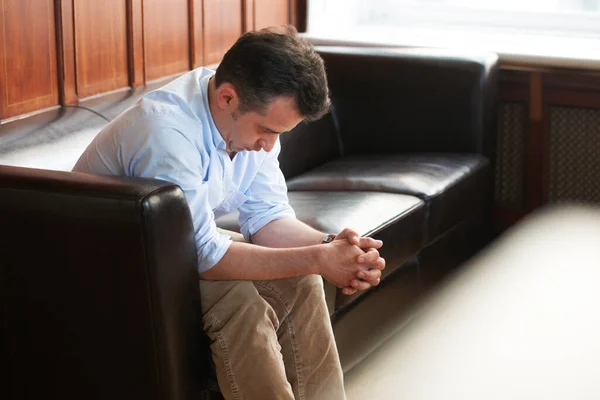 Lehajtotta Fejét Szomorúság Egy Gyászoló Férfi Ült Kanapén Lehajtott Fejjel — Stock Fotó