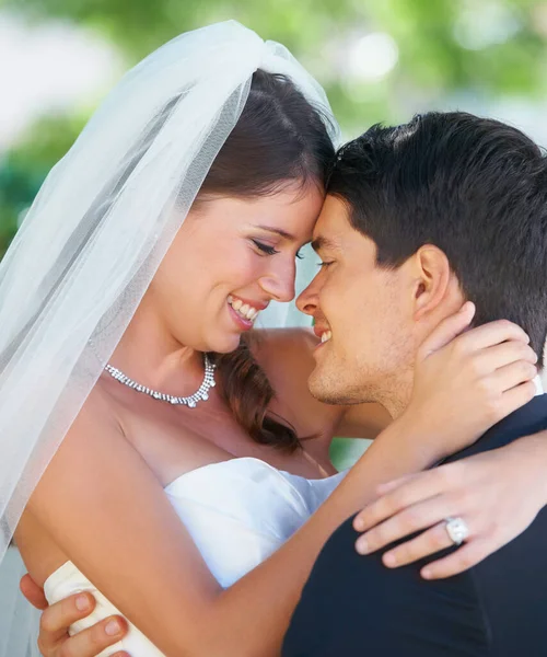 972 848 504 Pessoas Escolhi Casal Recém Casado Olhando Para — Fotografia de Stock