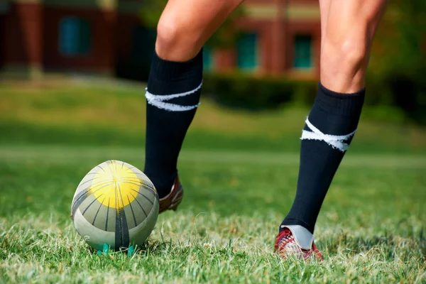 Rugby Ayaklar Dışarıda Spor Topu Olan Bir Adam Oyun Gol — Stok fotoğraf