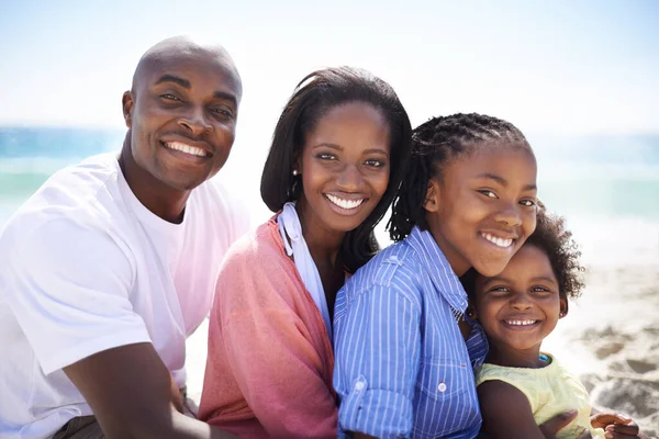 Ligação Praia Uma Família Afro Americana Desfrutando Dia Praia — Fotografia de Stock