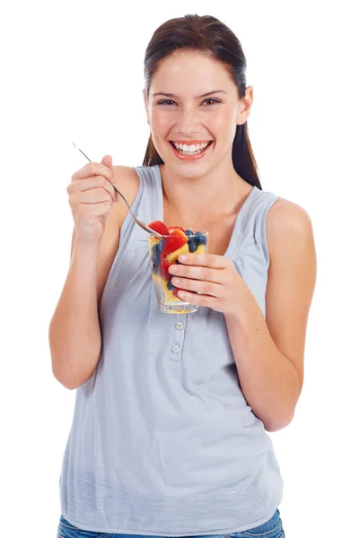 健康の肖像画 体重減少のための幸せな女性やフルーツサラダガラス 健康ライフスタイルのためのビーガン食やフルーツデトックス 白い背景に隔離された食事をする医療 栄養士の食べ物やスタジオの女の子 — ストック写真