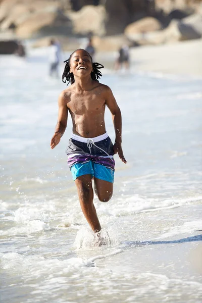 Sörfte Şarj Oluyor Heyecanlı Genç Bir Çocuk Denizin Sığ Sularında — Stok fotoğraf