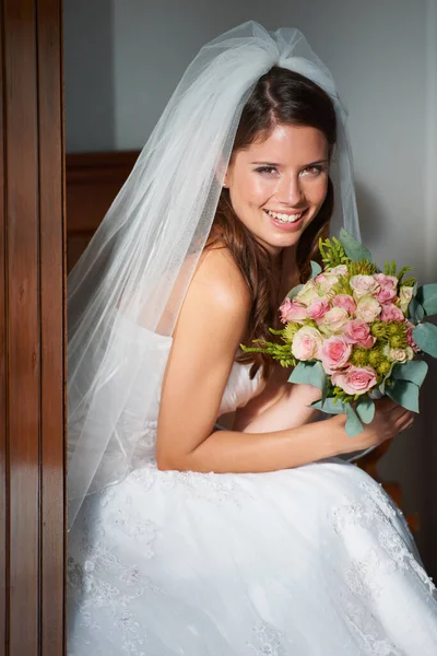 決して花嫁のように美しい 花束を持っている数に座って美しい若い花嫁の肖像画 — ストック写真