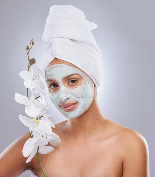 피부를 하려면 가필요하다 마스크를 화실에 난초를 매력적 — 스톡 사진