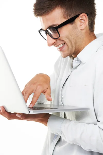 他是附近最好的黑客一个笨手笨脚的嬉皮士摸着笔记本电脑上的钥匙笑了 — 图库照片