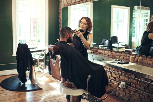 Veränderung Schafft Vertrauen Eine Attraktive Junge Friseurin Die Ihrem Salon — Stockfoto