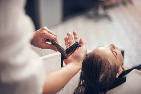 Pozwól Przeczesać Klimatyzator Stylistka Czesająca Włosy Kobiece Umyciu — Zdjęcie stockowe