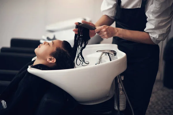 Przeczesuję Produkt Młoda Dziewczyna Myje Włosy Salonie — Zdjęcie stockowe