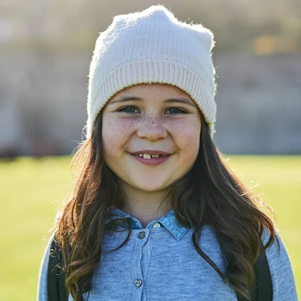 Egy Boldog Kislány Egy Általános Iskolás Lány Portréja Áll Odakint — Stock Fotó