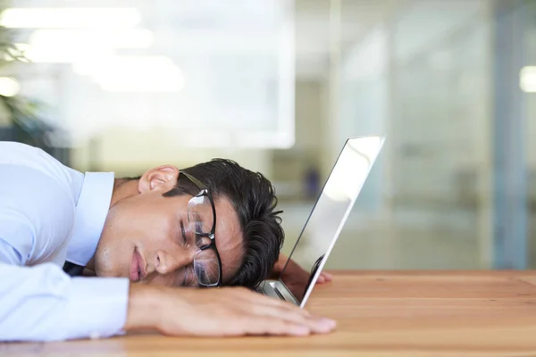 Łapię Pisklęta Przystojny Młody Biznesmen Śpiący Laptopie Pracy — Zdjęcie stockowe