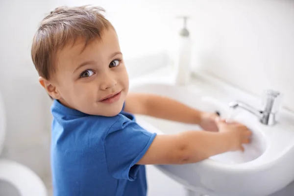 Vyhánět Bakterie Portrét Rozkošného Mladého Chlapce Jak Myje Ruce Umyvadle — Stock fotografie