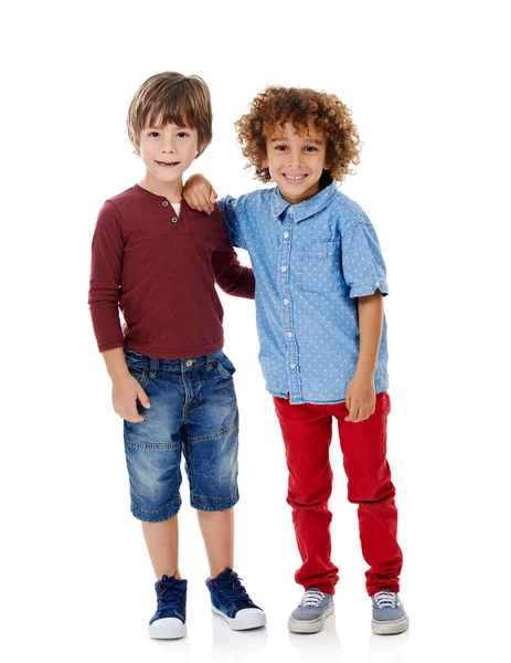 最好的兄弟两个可爱的小男孩在白色背景下合影的演播室镜头 — 图库照片
