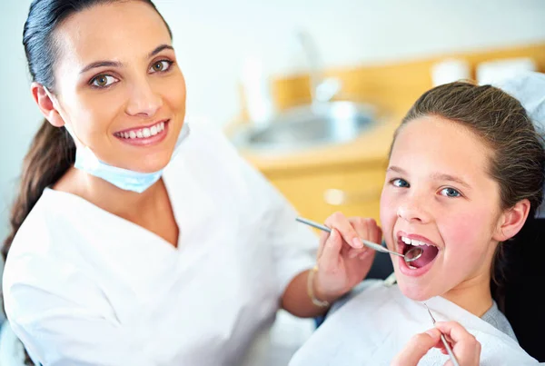 Ela Tem Bons Dentes Retrato Uma Menina Fazer Check Dentista — Fotografia de Stock