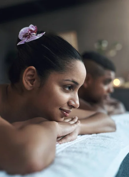 停机时间对于夫妻享受在一起是至关重要的 一个年轻女子和她的伴侣躺在温泉浴场的按摩床上 — 图库照片