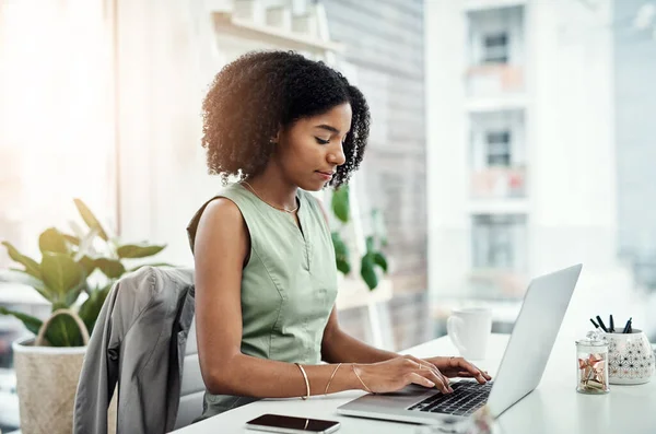 Negócios Digitação Mulher Negra Com Laptop Conexão Pesquisa Internet Para — Fotografia de Stock