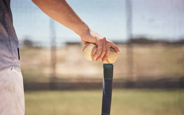 Zaczynamy Igrzyska Mężczyzna Trzymający Piłkę Wierzchu Boiska Baseballa — Zdjęcie stockowe