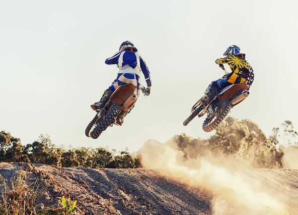 Mit Ihm Den Himmel Zwei Dirtbike Fahrer Liefern Sich Ein — Stockfoto