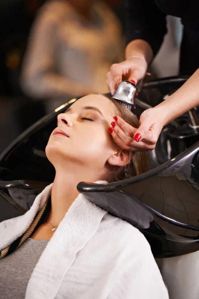 Dzień Rozpieszczania Młoda Kobieta Myjąca Włosy Salonie Fryzjerskim — Zdjęcie stockowe