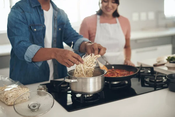 Pasta Served Soon Closeup Shot Young Couple Cooking Together Home — Stock Photo, Image