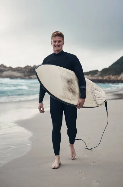 Gel Benimle Biraz Dalga Yakala Sahilde Sörf Tahtasını Tutan Bir — Stok fotoğraf