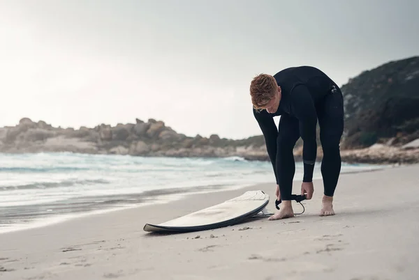 Нужно Убедиться Привязан Моей Лодыжке Молодой Человек Занимается Серфингом Пляже — стоковое фото