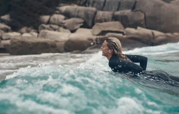 Surfar Uma Experiência Mágica Uma Jovem Mulher Surfando Praia — Fotografia de Stock